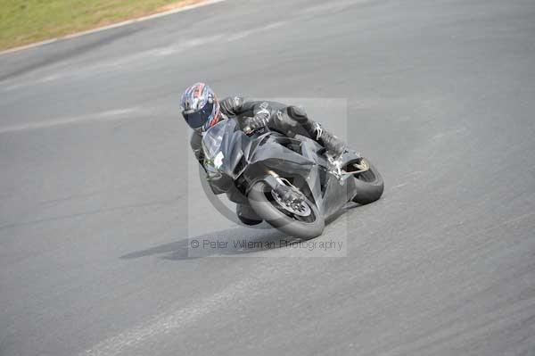 Mallory park Leicestershire;Mallory park photographs;Motorcycle action photographs;event digital images;eventdigitalimages;mallory park;no limits trackday;peter wileman photography;trackday;trackday digital images;trackday photos