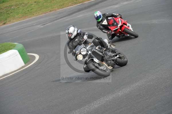 Mallory park Leicestershire;Mallory park photographs;Motorcycle action photographs;event digital images;eventdigitalimages;mallory park;no limits trackday;peter wileman photography;trackday;trackday digital images;trackday photos