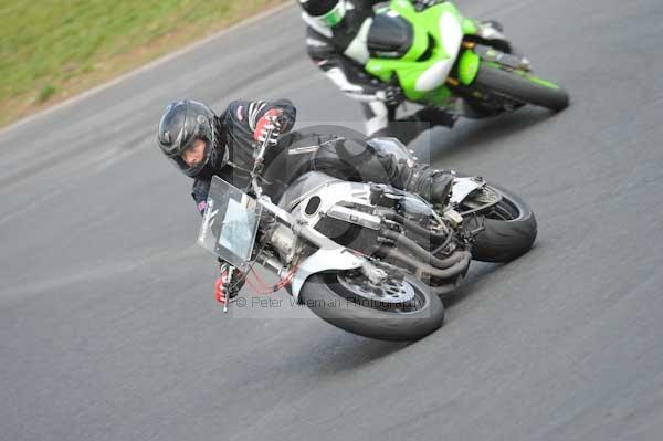 Mallory park Leicestershire;Mallory park photographs;Motorcycle action photographs;event digital images;eventdigitalimages;mallory park;no limits trackday;peter wileman photography;trackday;trackday digital images;trackday photos