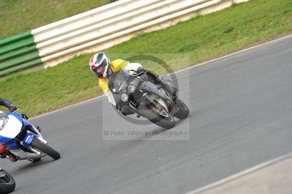 Mallory park Leicestershire;Mallory park photographs;Motorcycle action photographs;event digital images;eventdigitalimages;mallory park;no limits trackday;peter wileman photography;trackday;trackday digital images;trackday photos