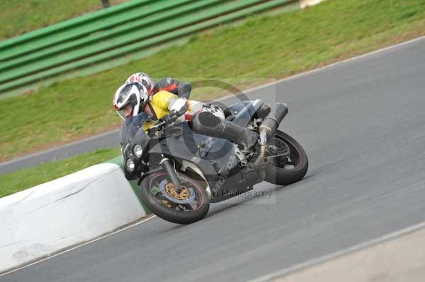 Mallory park Leicestershire;Mallory park photographs;Motorcycle action photographs;event digital images;eventdigitalimages;mallory park;no limits trackday;peter wileman photography;trackday;trackday digital images;trackday photos