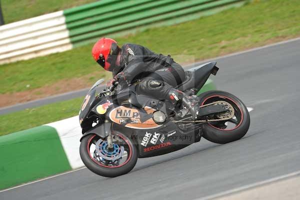 Mallory park Leicestershire;Mallory park photographs;Motorcycle action photographs;event digital images;eventdigitalimages;mallory park;no limits trackday;peter wileman photography;trackday;trackday digital images;trackday photos