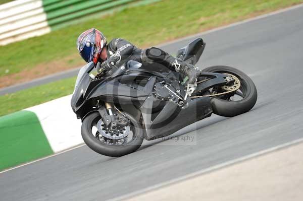 Mallory park Leicestershire;Mallory park photographs;Motorcycle action photographs;event digital images;eventdigitalimages;mallory park;no limits trackday;peter wileman photography;trackday;trackday digital images;trackday photos