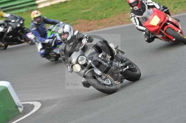Mallory park Leicestershire;Mallory park photographs;Motorcycle action photographs;event digital images;eventdigitalimages;mallory park;no limits trackday;peter wileman photography;trackday;trackday digital images;trackday photos