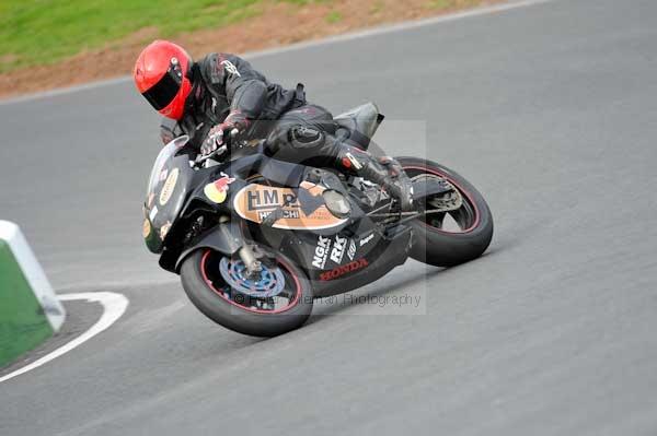 Mallory park Leicestershire;Mallory park photographs;Motorcycle action photographs;event digital images;eventdigitalimages;mallory park;no limits trackday;peter wileman photography;trackday;trackday digital images;trackday photos