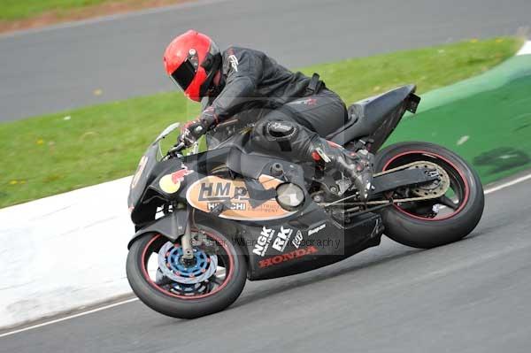Mallory park Leicestershire;Mallory park photographs;Motorcycle action photographs;event digital images;eventdigitalimages;mallory park;no limits trackday;peter wileman photography;trackday;trackday digital images;trackday photos