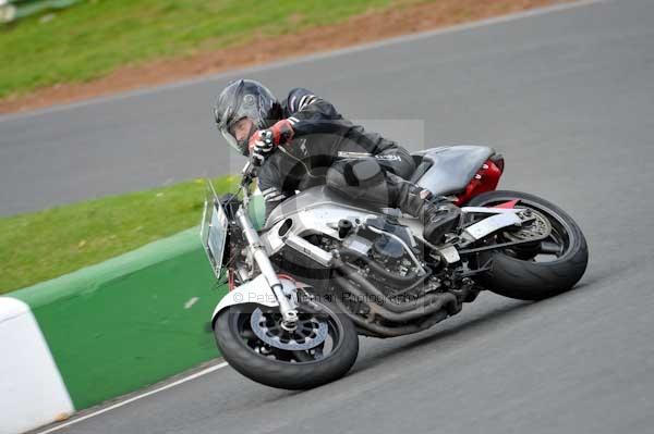Mallory park Leicestershire;Mallory park photographs;Motorcycle action photographs;event digital images;eventdigitalimages;mallory park;no limits trackday;peter wileman photography;trackday;trackday digital images;trackday photos