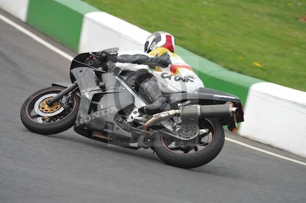 Mallory park Leicestershire;Mallory park photographs;Motorcycle action photographs;event digital images;eventdigitalimages;mallory park;no limits trackday;peter wileman photography;trackday;trackday digital images;trackday photos