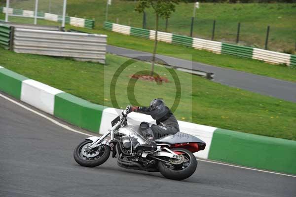 Mallory park Leicestershire;Mallory park photographs;Motorcycle action photographs;event digital images;eventdigitalimages;mallory park;no limits trackday;peter wileman photography;trackday;trackday digital images;trackday photos