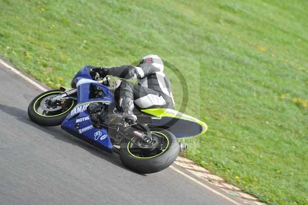 Mallory park Leicestershire;Mallory park photographs;Motorcycle action photographs;event digital images;eventdigitalimages;mallory park;no limits trackday;peter wileman photography;trackday;trackday digital images;trackday photos