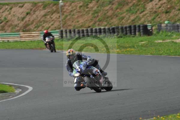 Mallory park Leicestershire;Mallory park photographs;Motorcycle action photographs;event digital images;eventdigitalimages;mallory park;no limits trackday;peter wileman photography;trackday;trackday digital images;trackday photos