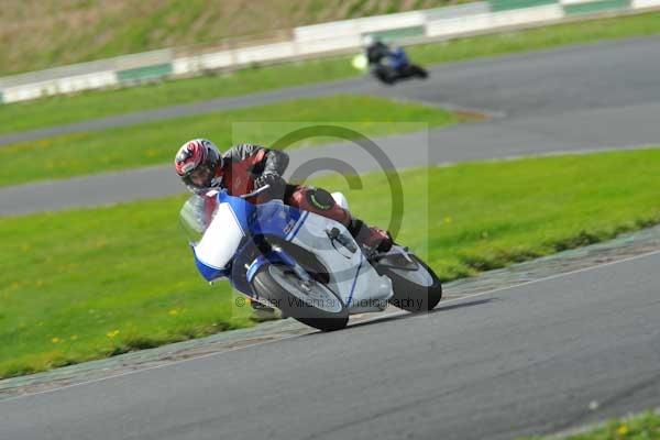 Mallory park Leicestershire;Mallory park photographs;Motorcycle action photographs;event digital images;eventdigitalimages;mallory park;no limits trackday;peter wileman photography;trackday;trackday digital images;trackday photos