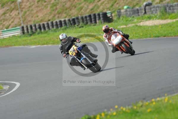Mallory park Leicestershire;Mallory park photographs;Motorcycle action photographs;event digital images;eventdigitalimages;mallory park;no limits trackday;peter wileman photography;trackday;trackday digital images;trackday photos