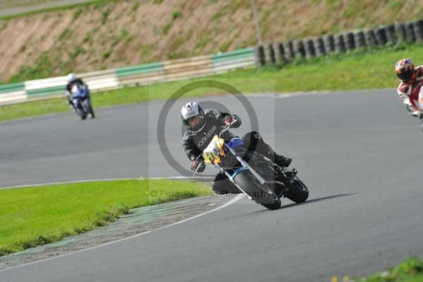 Mallory park Leicestershire;Mallory park photographs;Motorcycle action photographs;event digital images;eventdigitalimages;mallory park;no limits trackday;peter wileman photography;trackday;trackday digital images;trackday photos