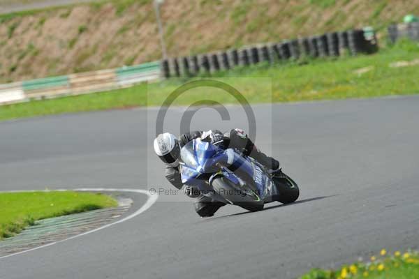 Mallory park Leicestershire;Mallory park photographs;Motorcycle action photographs;event digital images;eventdigitalimages;mallory park;no limits trackday;peter wileman photography;trackday;trackday digital images;trackday photos