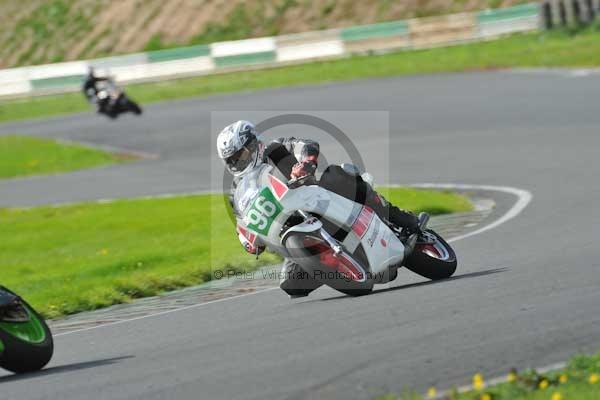 Mallory park Leicestershire;Mallory park photographs;Motorcycle action photographs;event digital images;eventdigitalimages;mallory park;no limits trackday;peter wileman photography;trackday;trackday digital images;trackday photos