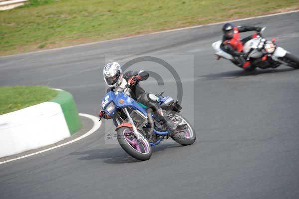Mallory park Leicestershire;Mallory park photographs;Motorcycle action photographs;event digital images;eventdigitalimages;mallory park;no limits trackday;peter wileman photography;trackday;trackday digital images;trackday photos