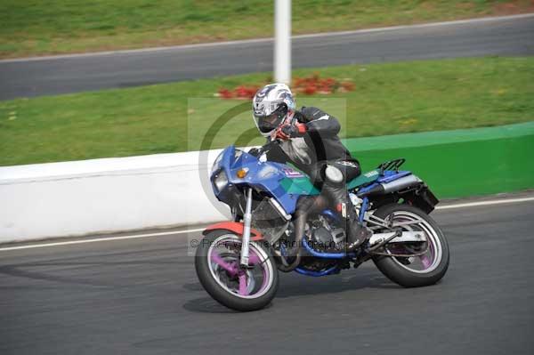 Mallory park Leicestershire;Mallory park photographs;Motorcycle action photographs;event digital images;eventdigitalimages;mallory park;no limits trackday;peter wileman photography;trackday;trackday digital images;trackday photos