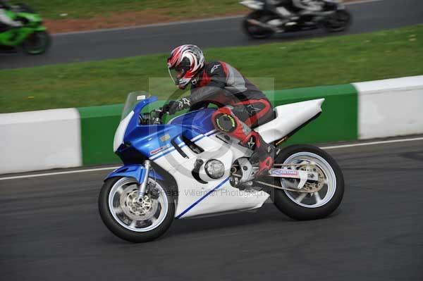 Mallory park Leicestershire;Mallory park photographs;Motorcycle action photographs;event digital images;eventdigitalimages;mallory park;no limits trackday;peter wileman photography;trackday;trackday digital images;trackday photos