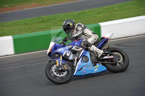 Mallory park Leicestershire;Mallory park photographs;Motorcycle action photographs;event digital images;eventdigitalimages;mallory park;no limits trackday;peter wileman photography;trackday;trackday digital images;trackday photos