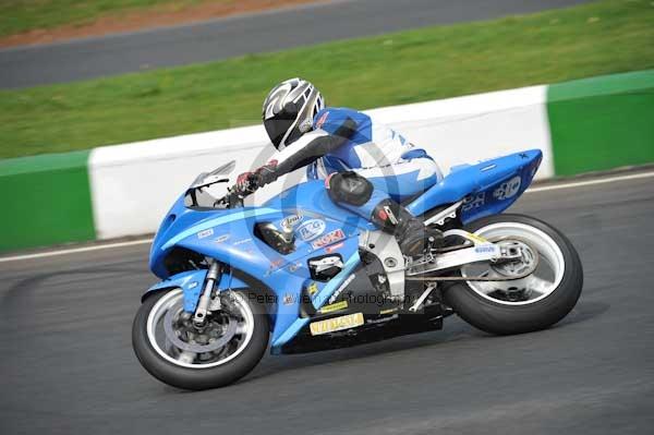 Mallory park Leicestershire;Mallory park photographs;Motorcycle action photographs;event digital images;eventdigitalimages;mallory park;no limits trackday;peter wileman photography;trackday;trackday digital images;trackday photos