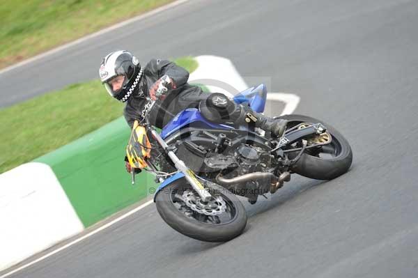 Mallory park Leicestershire;Mallory park photographs;Motorcycle action photographs;event digital images;eventdigitalimages;mallory park;no limits trackday;peter wileman photography;trackday;trackday digital images;trackday photos