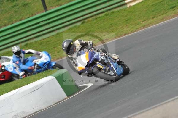 Mallory park Leicestershire;Mallory park photographs;Motorcycle action photographs;event digital images;eventdigitalimages;mallory park;no limits trackday;peter wileman photography;trackday;trackday digital images;trackday photos