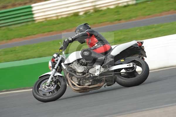Mallory park Leicestershire;Mallory park photographs;Motorcycle action photographs;event digital images;eventdigitalimages;mallory park;no limits trackday;peter wileman photography;trackday;trackday digital images;trackday photos