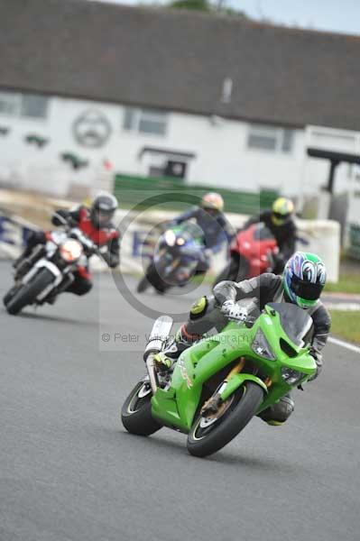Mallory park Leicestershire;Mallory park photographs;Motorcycle action photographs;event digital images;eventdigitalimages;mallory park;no limits trackday;peter wileman photography;trackday;trackday digital images;trackday photos