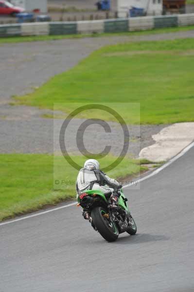 Mallory park Leicestershire;Mallory park photographs;Motorcycle action photographs;event digital images;eventdigitalimages;mallory park;no limits trackday;peter wileman photography;trackday;trackday digital images;trackday photos