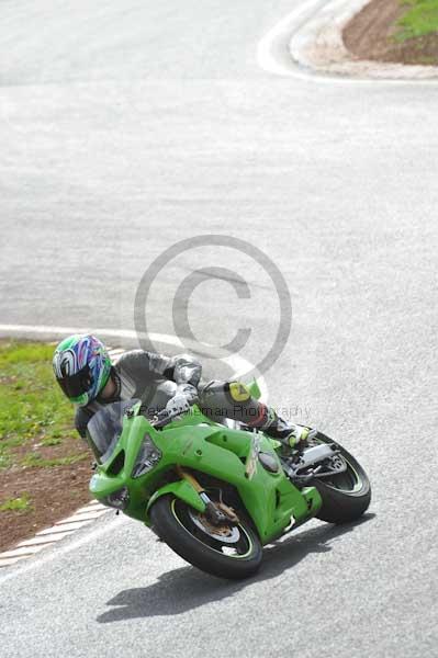 Mallory park Leicestershire;Mallory park photographs;Motorcycle action photographs;event digital images;eventdigitalimages;mallory park;no limits trackday;peter wileman photography;trackday;trackday digital images;trackday photos