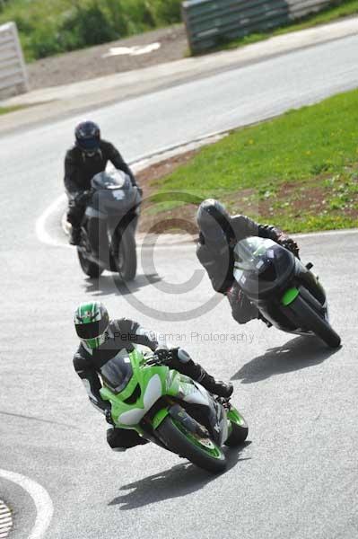 Mallory park Leicestershire;Mallory park photographs;Motorcycle action photographs;event digital images;eventdigitalimages;mallory park;no limits trackday;peter wileman photography;trackday;trackday digital images;trackday photos