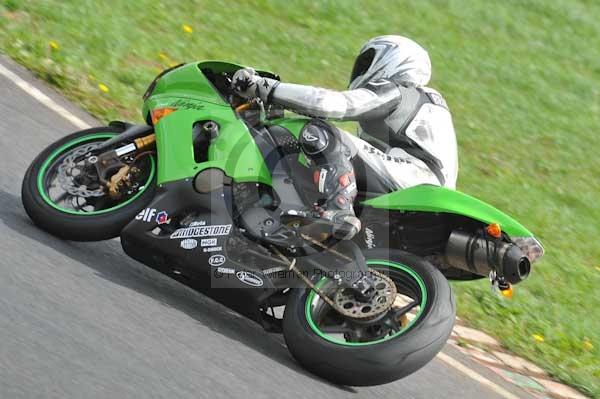 Mallory park Leicestershire;Mallory park photographs;Motorcycle action photographs;event digital images;eventdigitalimages;mallory park;no limits trackday;peter wileman photography;trackday;trackday digital images;trackday photos