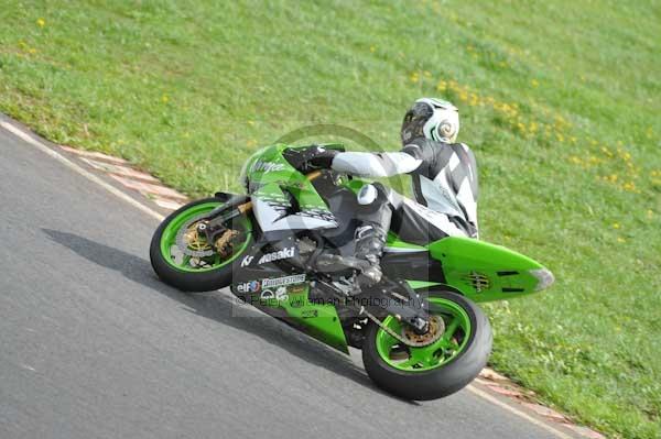 Mallory park Leicestershire;Mallory park photographs;Motorcycle action photographs;event digital images;eventdigitalimages;mallory park;no limits trackday;peter wileman photography;trackday;trackday digital images;trackday photos