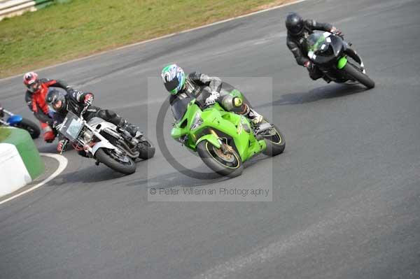 Mallory park Leicestershire;Mallory park photographs;Motorcycle action photographs;event digital images;eventdigitalimages;mallory park;no limits trackday;peter wileman photography;trackday;trackday digital images;trackday photos