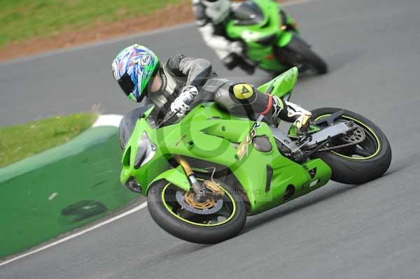 Mallory park Leicestershire;Mallory park photographs;Motorcycle action photographs;event digital images;eventdigitalimages;mallory park;no limits trackday;peter wileman photography;trackday;trackday digital images;trackday photos