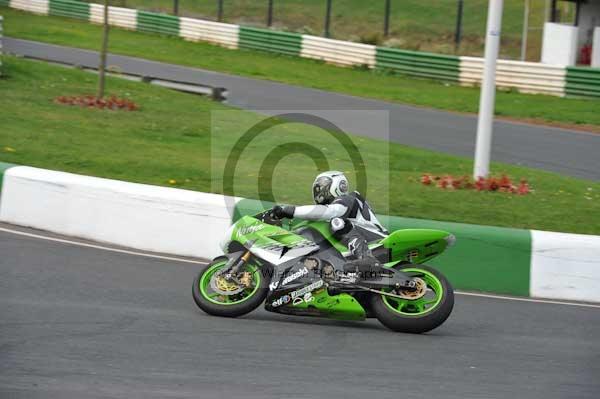 Mallory park Leicestershire;Mallory park photographs;Motorcycle action photographs;event digital images;eventdigitalimages;mallory park;no limits trackday;peter wileman photography;trackday;trackday digital images;trackday photos