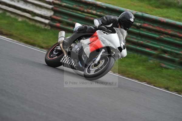 Mallory park Leicestershire;Mallory park photographs;Motorcycle action photographs;event digital images;eventdigitalimages;mallory park;no limits trackday;peter wileman photography;trackday;trackday digital images;trackday photos