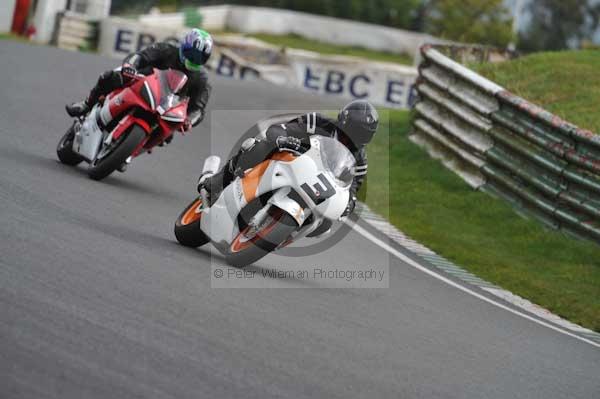 Mallory park Leicestershire;Mallory park photographs;Motorcycle action photographs;event digital images;eventdigitalimages;mallory park;no limits trackday;peter wileman photography;trackday;trackday digital images;trackday photos