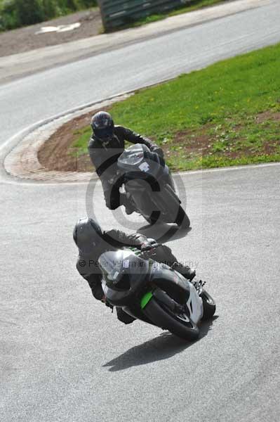 Mallory park Leicestershire;Mallory park photographs;Motorcycle action photographs;event digital images;eventdigitalimages;mallory park;no limits trackday;peter wileman photography;trackday;trackday digital images;trackday photos