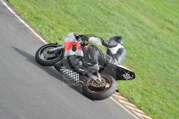 Mallory park Leicestershire;Mallory park photographs;Motorcycle action photographs;event digital images;eventdigitalimages;mallory park;no limits trackday;peter wileman photography;trackday;trackday digital images;trackday photos