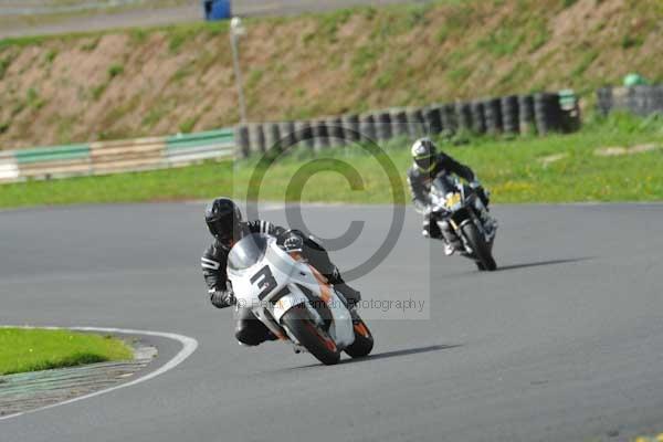 Mallory park Leicestershire;Mallory park photographs;Motorcycle action photographs;event digital images;eventdigitalimages;mallory park;no limits trackday;peter wileman photography;trackday;trackday digital images;trackday photos