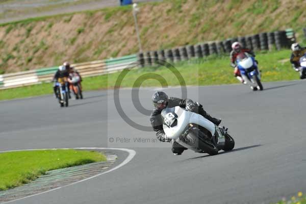 Mallory park Leicestershire;Mallory park photographs;Motorcycle action photographs;event digital images;eventdigitalimages;mallory park;no limits trackday;peter wileman photography;trackday;trackday digital images;trackday photos