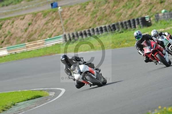 Mallory park Leicestershire;Mallory park photographs;Motorcycle action photographs;event digital images;eventdigitalimages;mallory park;no limits trackday;peter wileman photography;trackday;trackday digital images;trackday photos