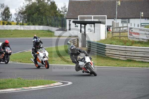 Mallory park Leicestershire;Mallory park photographs;Motorcycle action photographs;event digital images;eventdigitalimages;mallory park;no limits trackday;peter wileman photography;trackday;trackday digital images;trackday photos