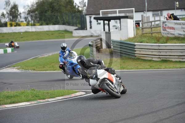 Mallory park Leicestershire;Mallory park photographs;Motorcycle action photographs;event digital images;eventdigitalimages;mallory park;no limits trackday;peter wileman photography;trackday;trackday digital images;trackday photos