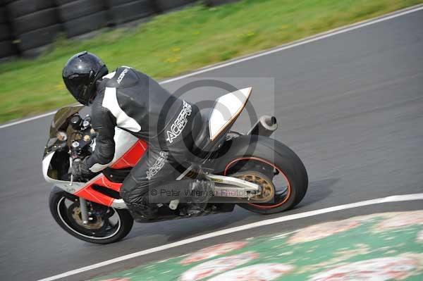 Mallory park Leicestershire;Mallory park photographs;Motorcycle action photographs;event digital images;eventdigitalimages;mallory park;no limits trackday;peter wileman photography;trackday;trackday digital images;trackday photos