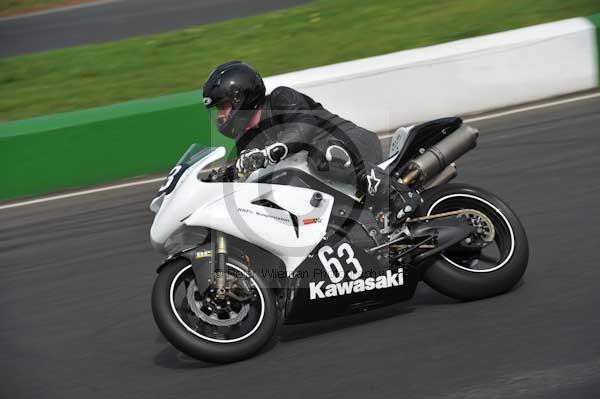 Mallory park Leicestershire;Mallory park photographs;Motorcycle action photographs;event digital images;eventdigitalimages;mallory park;no limits trackday;peter wileman photography;trackday;trackday digital images;trackday photos