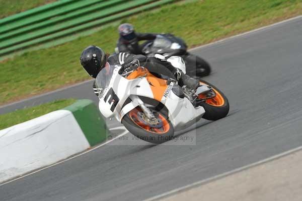 Mallory park Leicestershire;Mallory park photographs;Motorcycle action photographs;event digital images;eventdigitalimages;mallory park;no limits trackday;peter wileman photography;trackday;trackday digital images;trackday photos