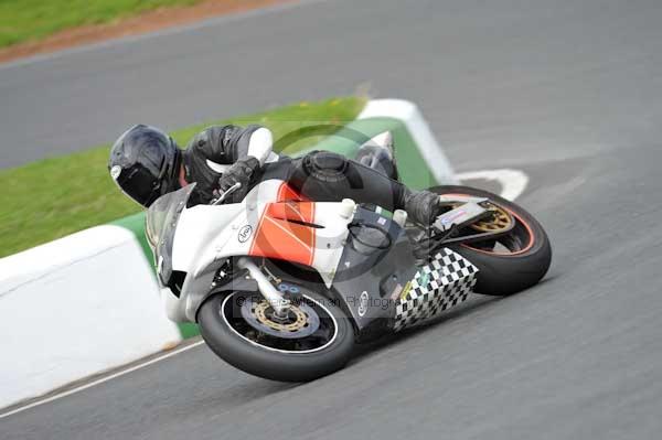 Mallory park Leicestershire;Mallory park photographs;Motorcycle action photographs;event digital images;eventdigitalimages;mallory park;no limits trackday;peter wileman photography;trackday;trackday digital images;trackday photos